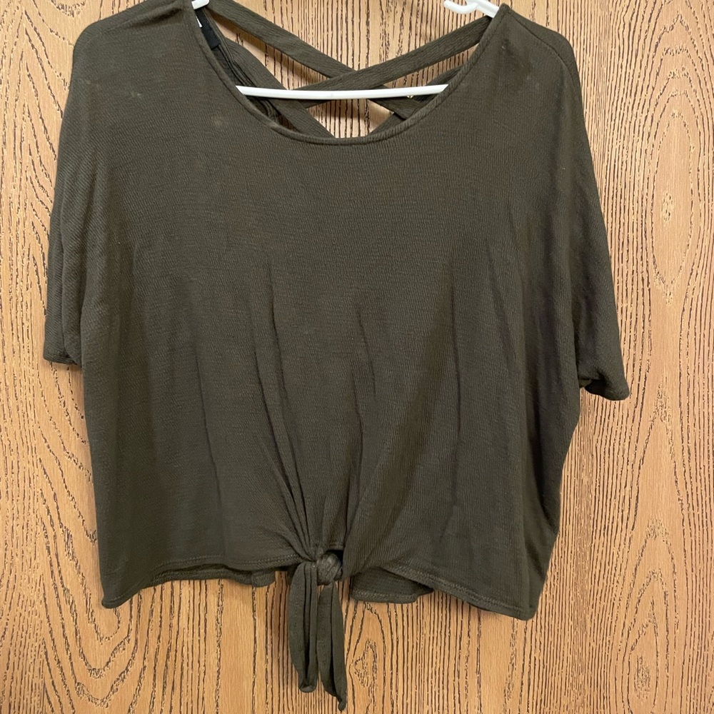 IZ Byer crop-top with crossed open-back. Medium size, army green